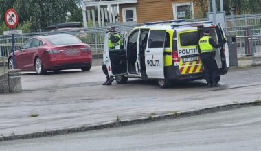 Trafikkmeldinger, Rana | Politiet stanset rød Tesla i sentrum av Mo i Rana etter melding om at fører skal ha «oppført seg rart»