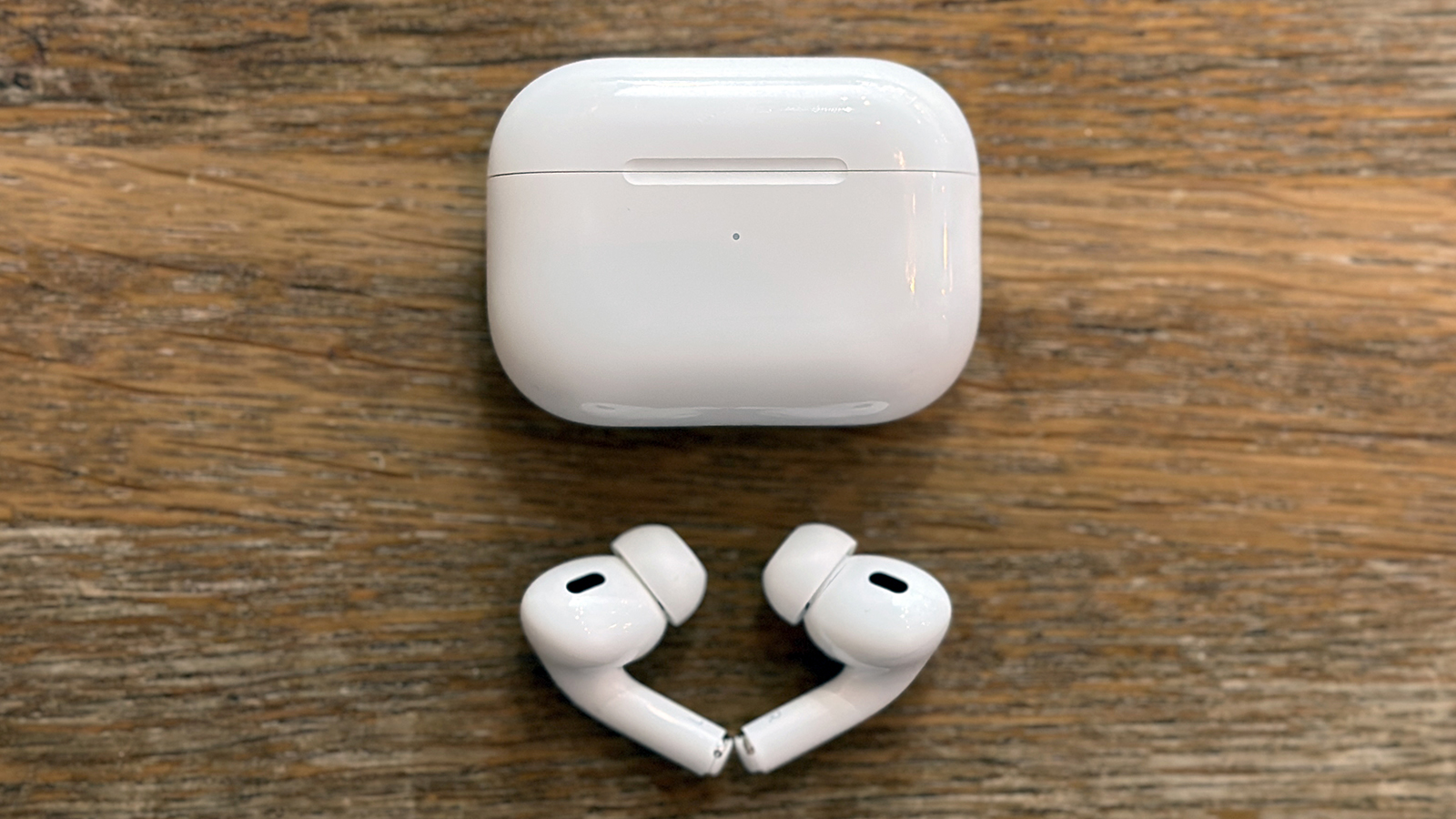 AirPods Pro 2 p&aring; et bord med etui