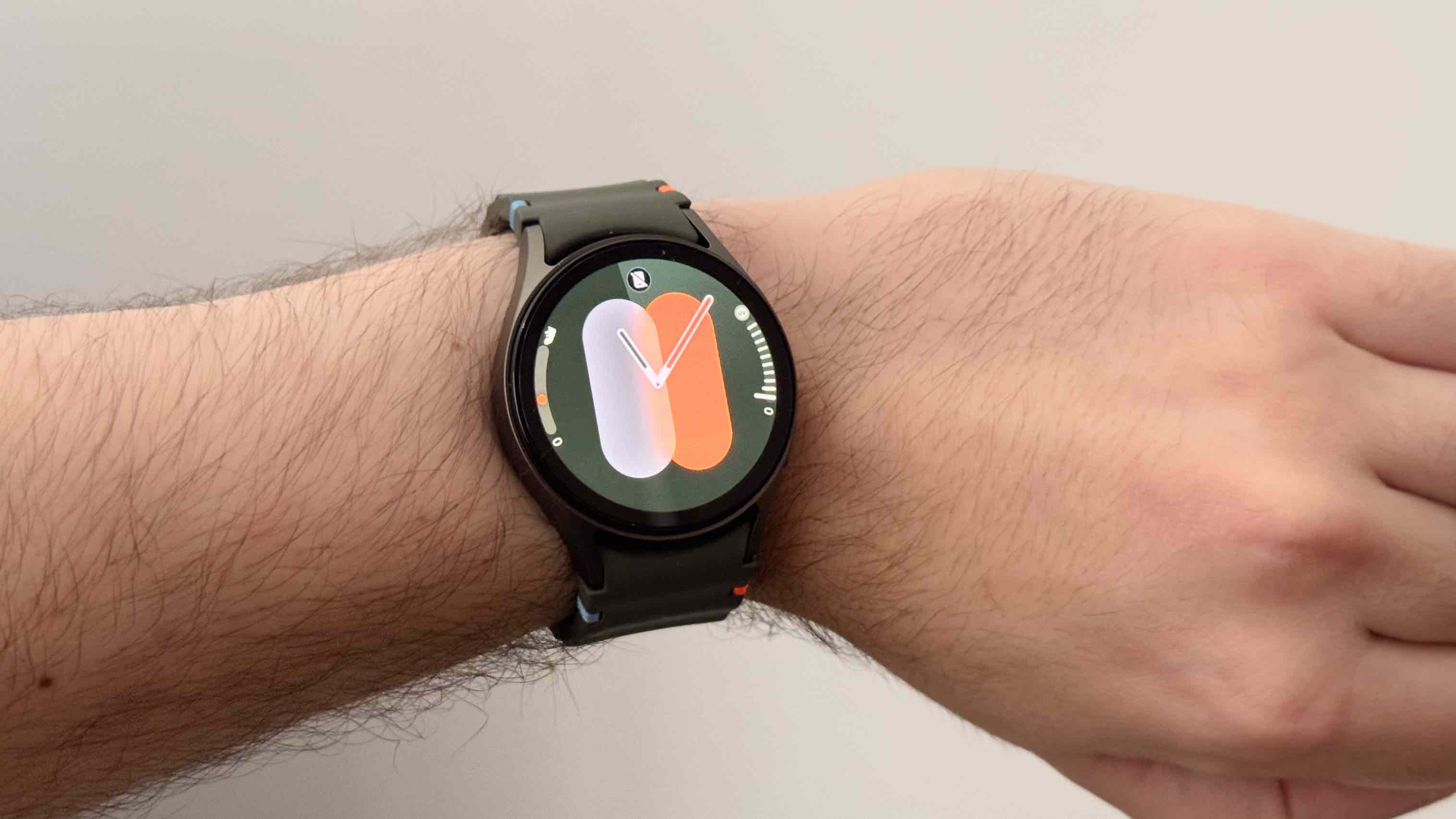 Samsung Galaxy Watch 7 i grønt rundt et håndledd.