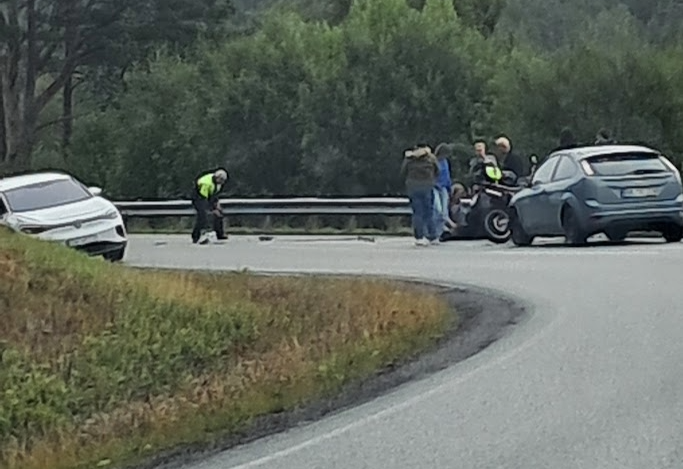 Nyhet, Politi | MC-fører har kjørt av veien: – Luftambulanse er tilkalt