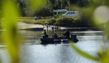 et par båter på en elv