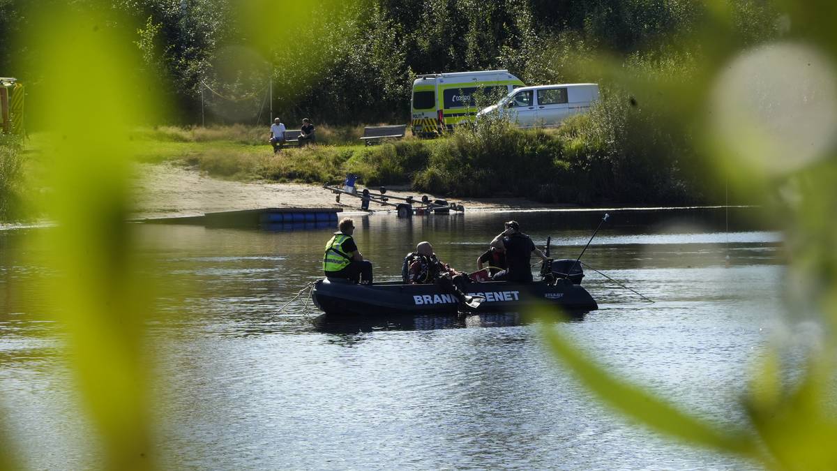 et par båter på en elv