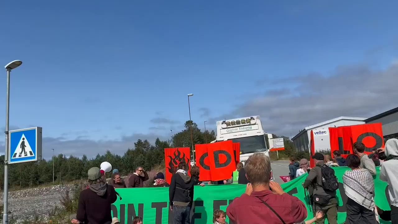 Nyheter, Mongstad | Her står sjåføren på fløyten mot demonstrantene