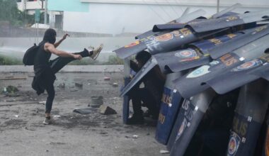 Demonstranter med flagg i Manila.