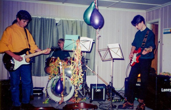 1997: The Duckhunters med sin første konsert på Grendarheim hjemme i Gransherad. (Foto: Privat)