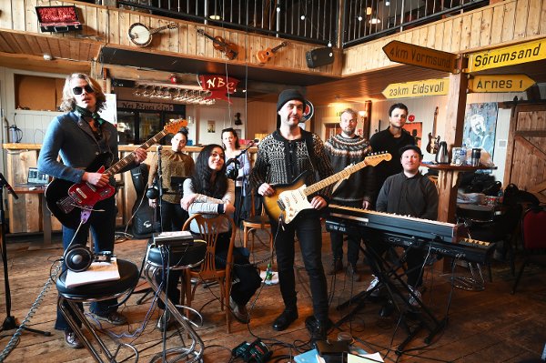 Denne uka har Bonnie and the Jets bodd på Pakkhuset og jobbet med album nummer to. De har valgt Pakkhuset på grunn av energien i bygget og for å komme seg ut av storbyen. Fra venstre Rasmus Aanje (gitar), Johanna Dahl Bryne (korist), Caroline Bonnet (Bonnie/vokal), Gabrielle Rhedin (korist), Taje Lægreid Olsen (bass), Eiliv Sagrusten (trommer) og Kristian Wentzel (keyboard). Lørdag er de klare for å spille konsert for Pakkhus-publikumet.