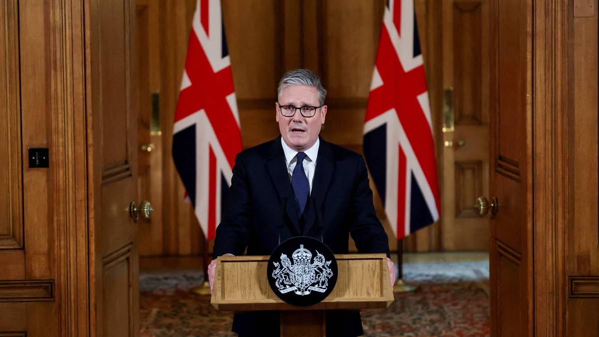 Keir Starmer står på et podium