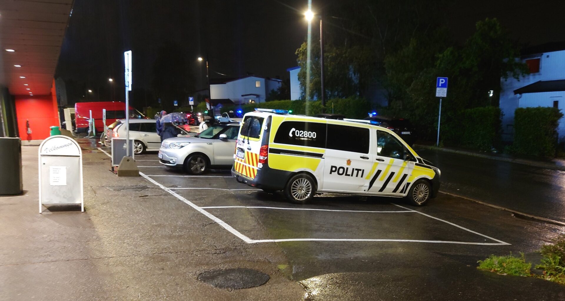 Væpnet ran, Veitvet | Politiet jakter to personer etter knivran i leilighet på Veitvet: – Utsatt for vold