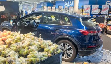 nå: Bil har kjørt inn i butikk i Sarpsborg: –⁠ Var nok skremmende - VG