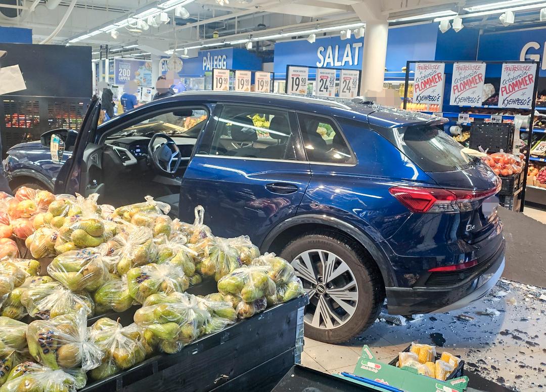 nå: Bil har kjørt inn i butikk i Sarpsborg: –⁠ Var nok skremmende - VG