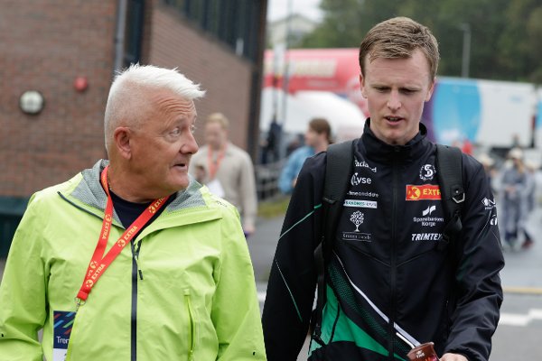 Askøy 20250803. 
Narve Gilje Nårdås sammen med treneren Gjert-Arne Ingebrigtsen etter å ha blitt nr. to på 1500meter under NM i friidrett på Ravnanger Idrettspark.
Foto: Paul S. Amundsen / NTB