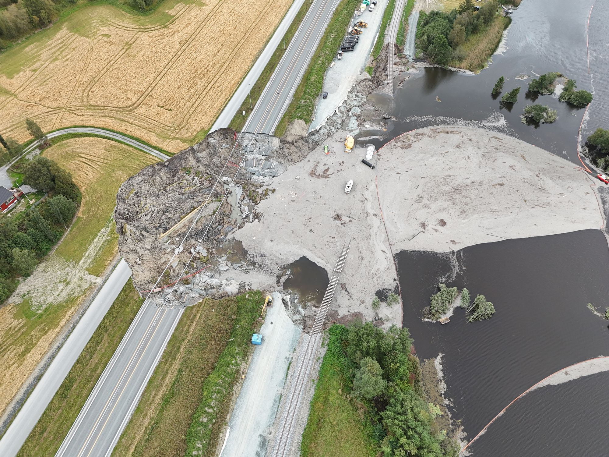 Kvikkleireskredet ved Levanger lørdag rammer både vei og jernbane.