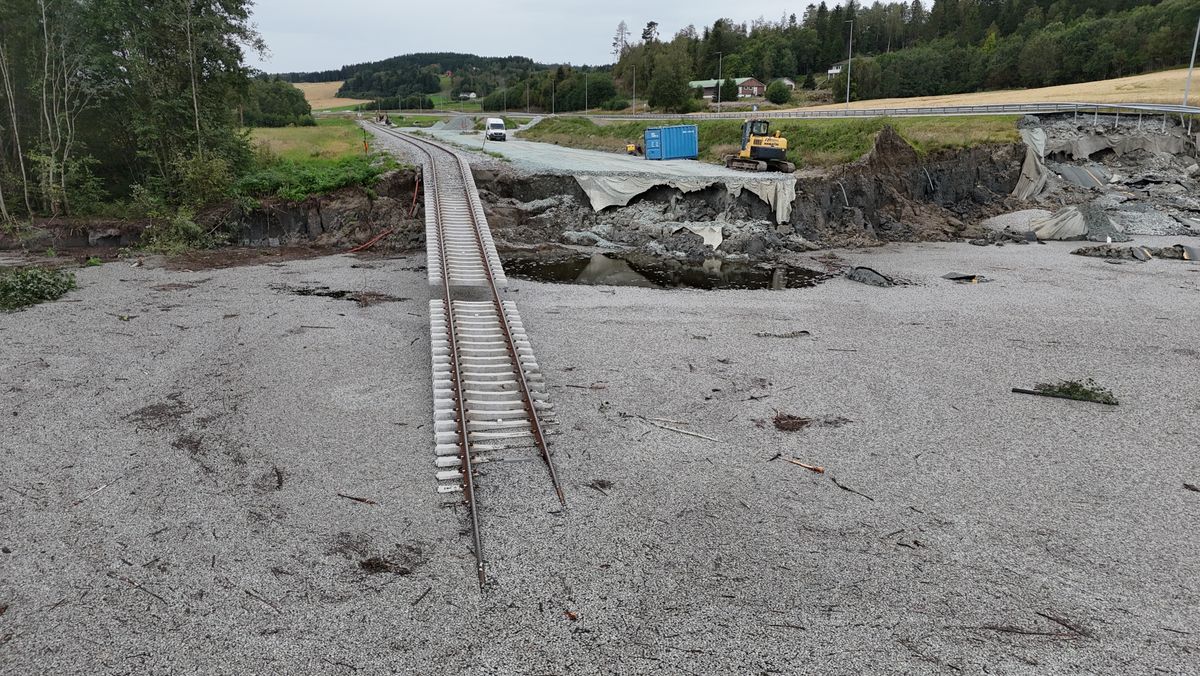 En mann er antatt omkommet i skredet sør for Levanger. Han var ansatt i ingeniørselskapet Niras og jobbet med geoteknisk rådgivning for Bane Nor.