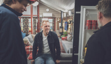 «Ikke lov å le på hytta»: Produksjonen måtte bryte inn
