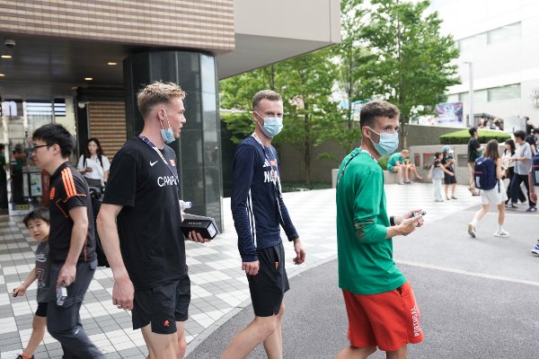 Tokyo, Japan 20250913. 
 Kirean Lumb fra Canada, Narve Gilje Nordås og  portugiske José Carlos Pinto som alle trenes av Gjert Ingebrigtsen utenfor utøverhotellet Shinagawa Prince Hotel i Tokyo lørdag.
Foto: Heiko Junge / NTB