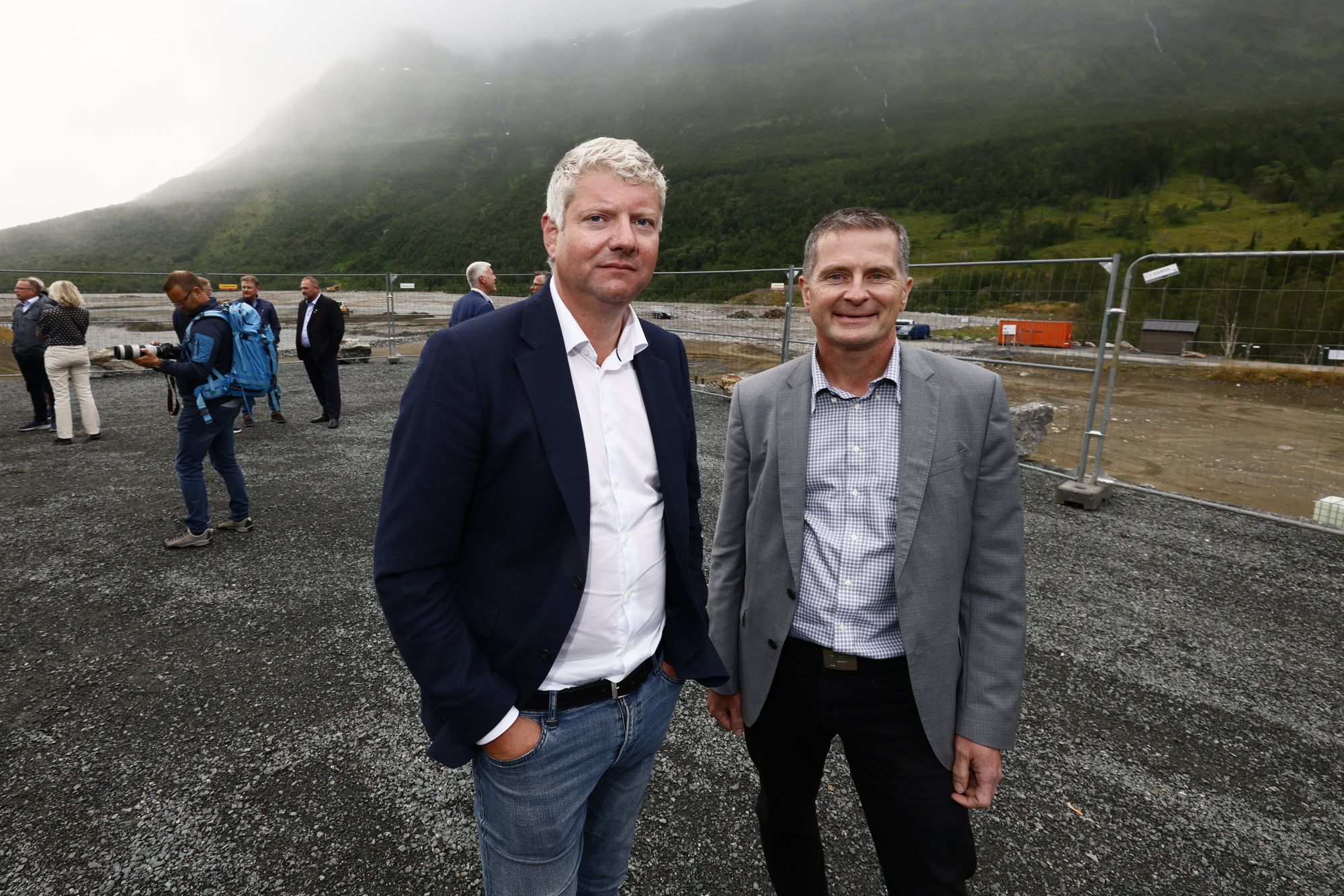 –  Det at disse tingene er fysisk i Norge med norsk eierskap er viktig, sier direktør for myndighetskontakt og internasjonale forhold i Aker, Stian Jenssen, om Akers nye datasenter. Til høyre direktør for datasentertjenester i Aker Horizon, Petter M. Tømmeraas.