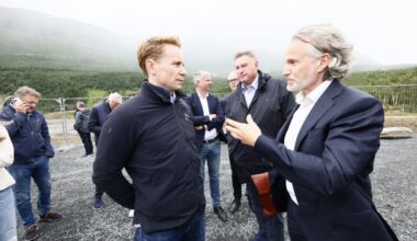 Aker-topp Kristian Røkke (f.v.), Narvik-ordfører Rune Edvardsen og Norkraft-sjef Eirik Frantzen fotografert den 7. august foran tomten hvor datasenteret til Open AI skal ligge. Også det nye datasenteret skal ligge på samme tomt, i et eget bygg.