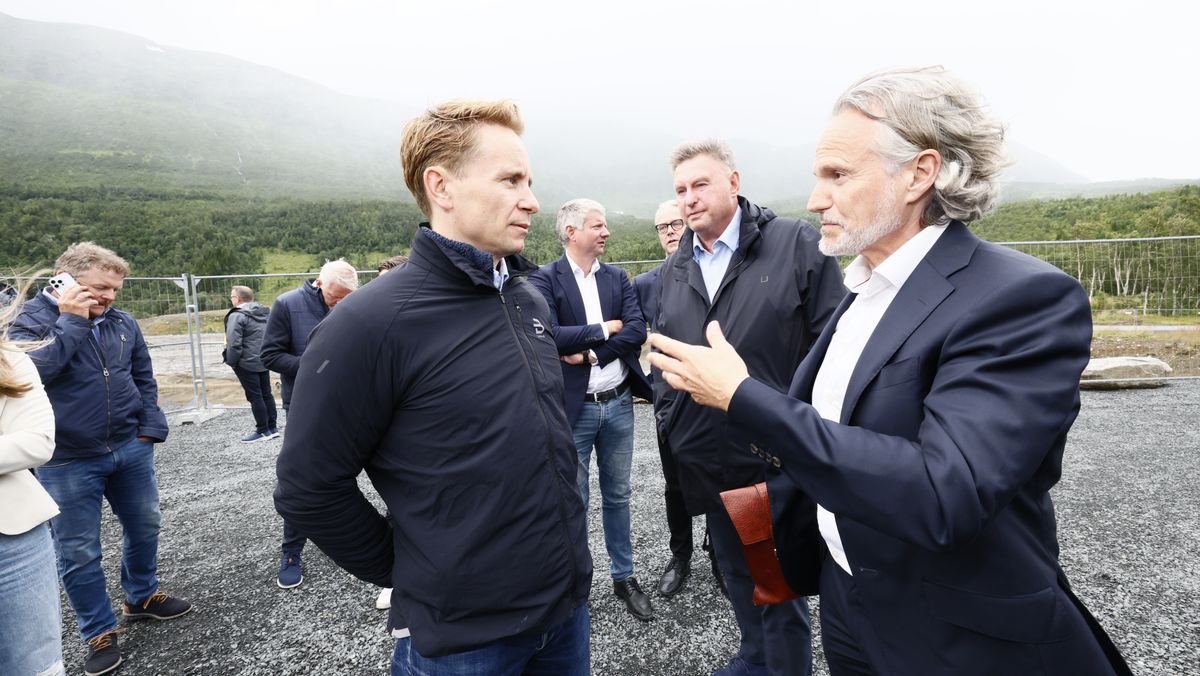 Aker-topp Kristian Røkke (f.v.), Narvik-ordfører Rune Edvardsen og Norkraft-sjef Eirik Frantzen fotografert den 7. august foran tomten hvor datasenteret til Open AI skal ligge. Også det nye datasenteret skal ligge på samme tomt, i et eget bygg.