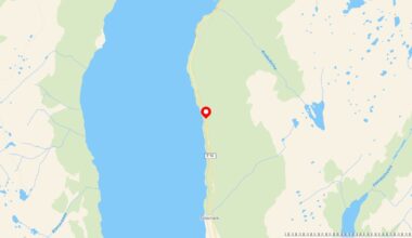 Bil har kjørt i fjellvegg på E16