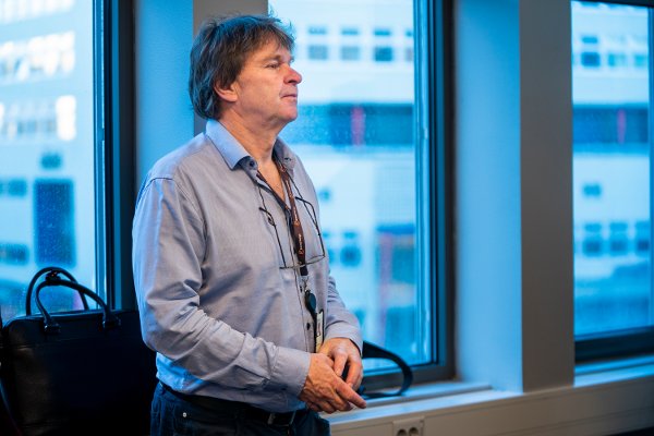 Oslo 20230126. 
Ulf Møller i Fornybar Norge før møtet med olje- og energiminister  Terje Aasland (Ap) og barne- og familieminister Kjersti Toppe (Sp)  i Folkets Hus i Oslo torsdag. Ministrene har invitert  representanter for strømbransjen, tilsynsmyndigheter, Elklagenemda og Forbrukerrådet til et møte om forbrukermarkedet for strøm. 
Foto: Terje Pedersen / NTB