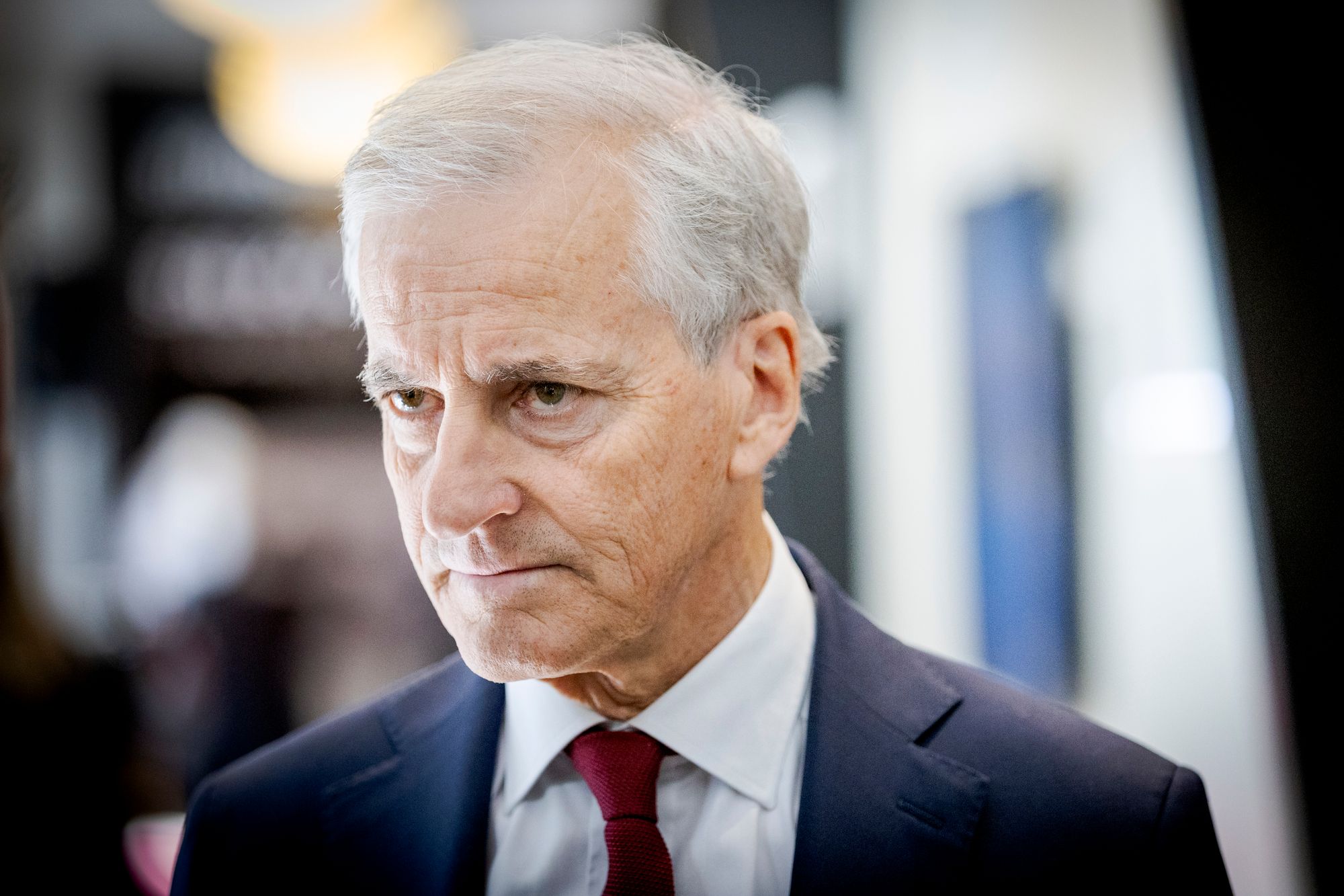 Statsminister Joans Gahr Støre varsler at regjeringen vil legge frem et forslag om lovendring som skal sikre at forsvarsindustri får gå foran i strømkøen. (arkiv)