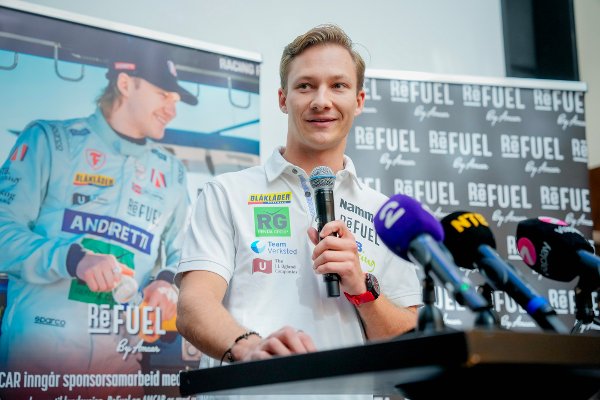 Oslo 20250923. 
Dennis Hauger under en pressekonferanse på Amerikalinjen Hotell i Oslo. Hauger skal i 2026 kjøre Indycar for Dale Coyne Racings Honda.
Foto: Javad Parsa / NTB