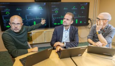 Oppdrag utført. Elhub ved Sigbjørn Høgne, Hans Kristian Fjeld og Ken Tore Tallakstad kunne fredag markere vellykket norgespris-innføring. Det betyr edle dråper til de ansatte.