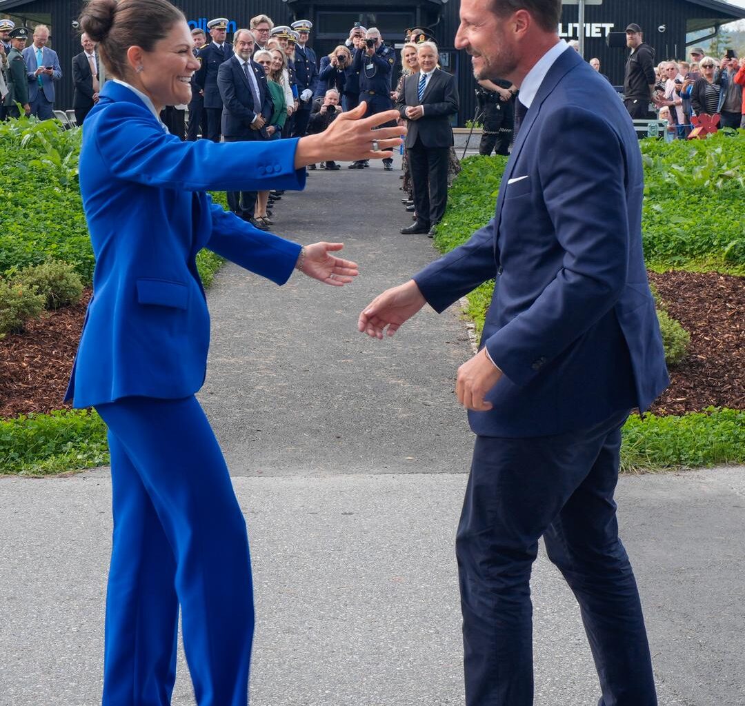Kronprins Haakon og kronprinsesse Victoria på politibesøk