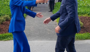 Kronprins Haakon og kronprinsesse Victoria på politibesøk