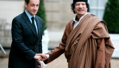 Sarkozy (t.v.) på vei inn i retten med sin kone Carla Bruni-Sarkozy.