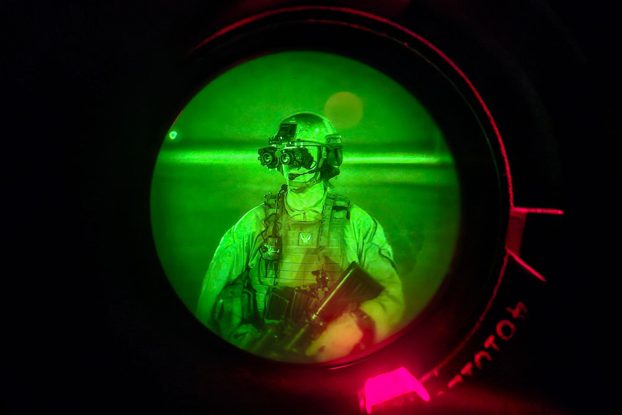 I dag har Forsvaret en avtale med et heleid datterselskap av israelske Elbit om kjøp av nattkikkertsystemer. Det er ikke kjent hva slags nattoptikk som er i bruk på bildet.