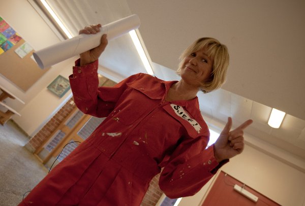 DRØMMEMILJØ PÅ OPPSAL NÅ:  Benedicte Adrian fikk muligheten til å dra tilbake til gamle trakter i TV-Norge programmet «Den store skoledugnaden». Hun er glad forstads-Oslo nå har vokst av seg barnesykdommen fra 80-tallet.  Foto: TV-Norge