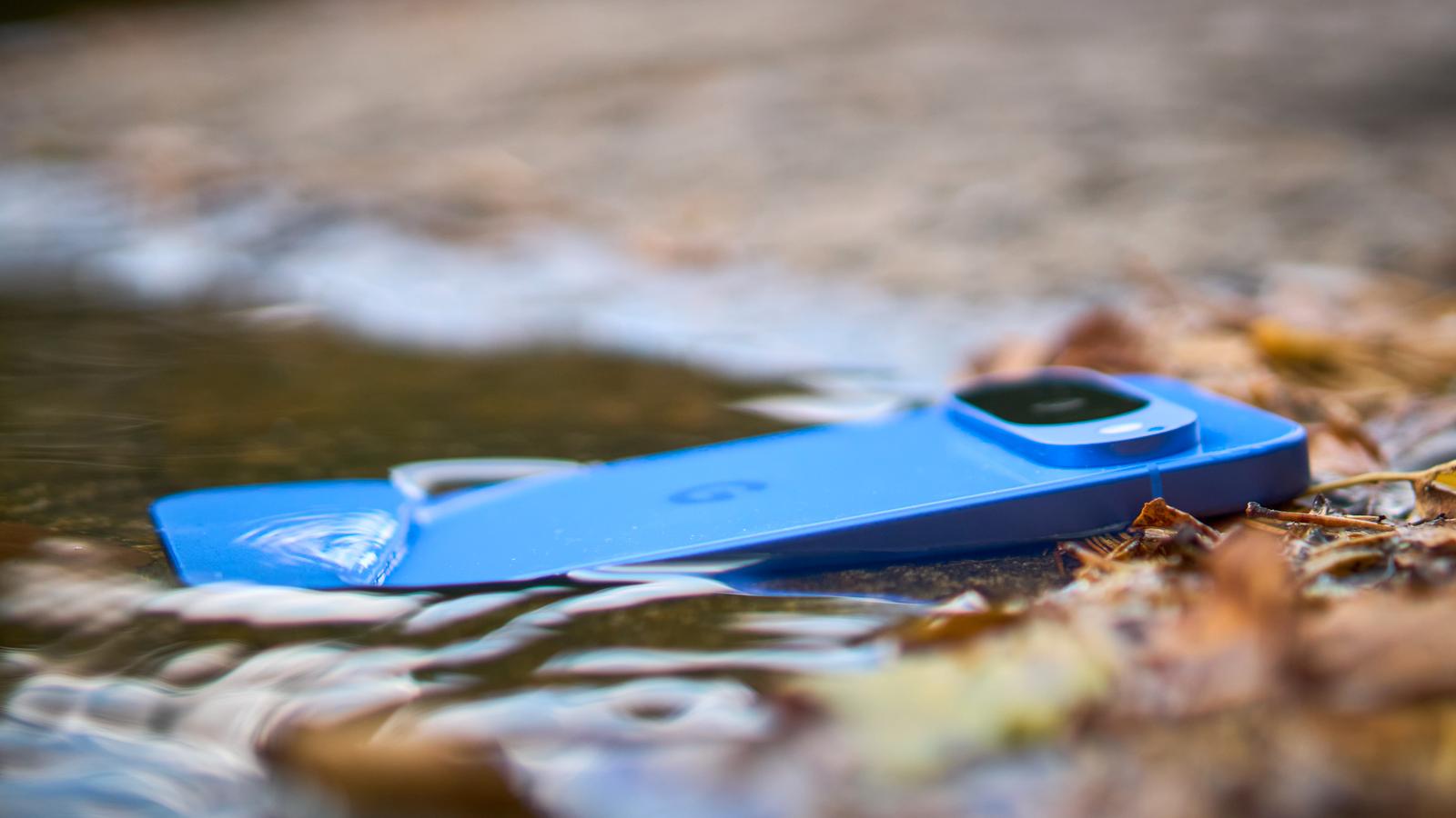 Jepp, den er vanntett. Etter IP68-standarden.