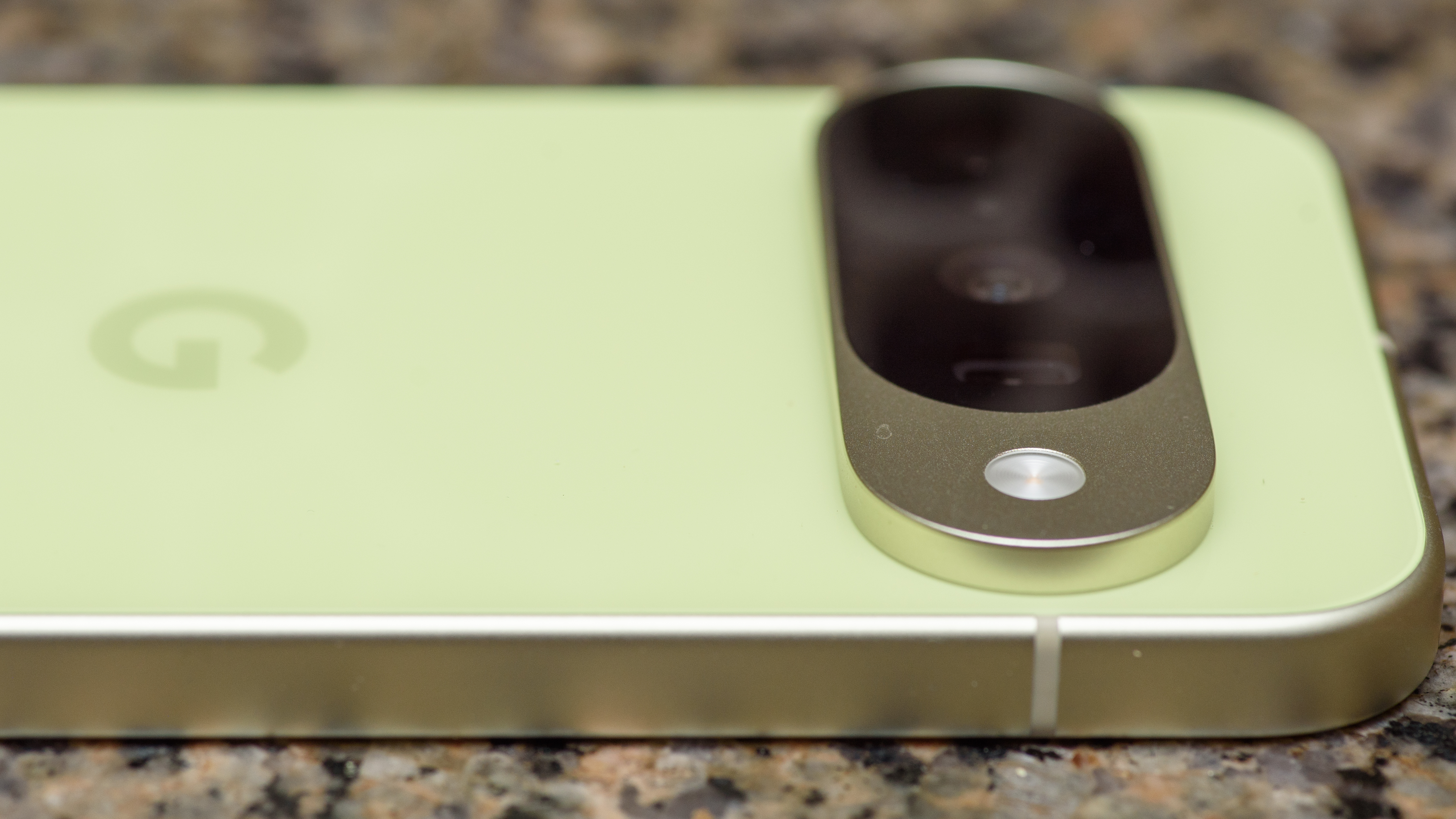 Google Pixel 10 i Lemongrass.