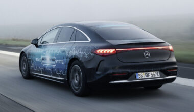 Mercedes' faststoffbatteri kjørte over 120 mil uten å lade