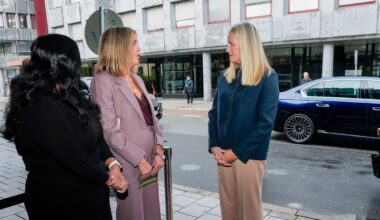 Kron­prin­sesse Mette-Marit tror det blir disku­sjo­ner på slot­tet om den nye filmen