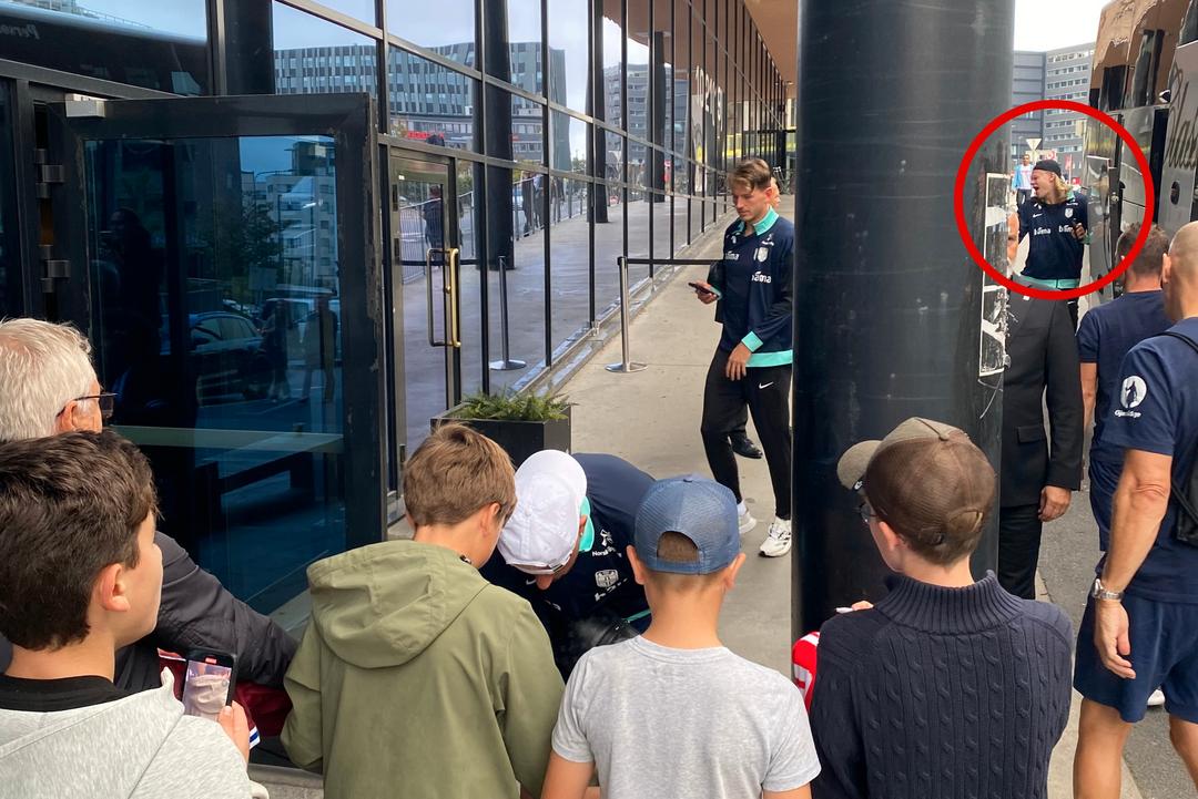 Slått av bagasjedør og sprakk leppen