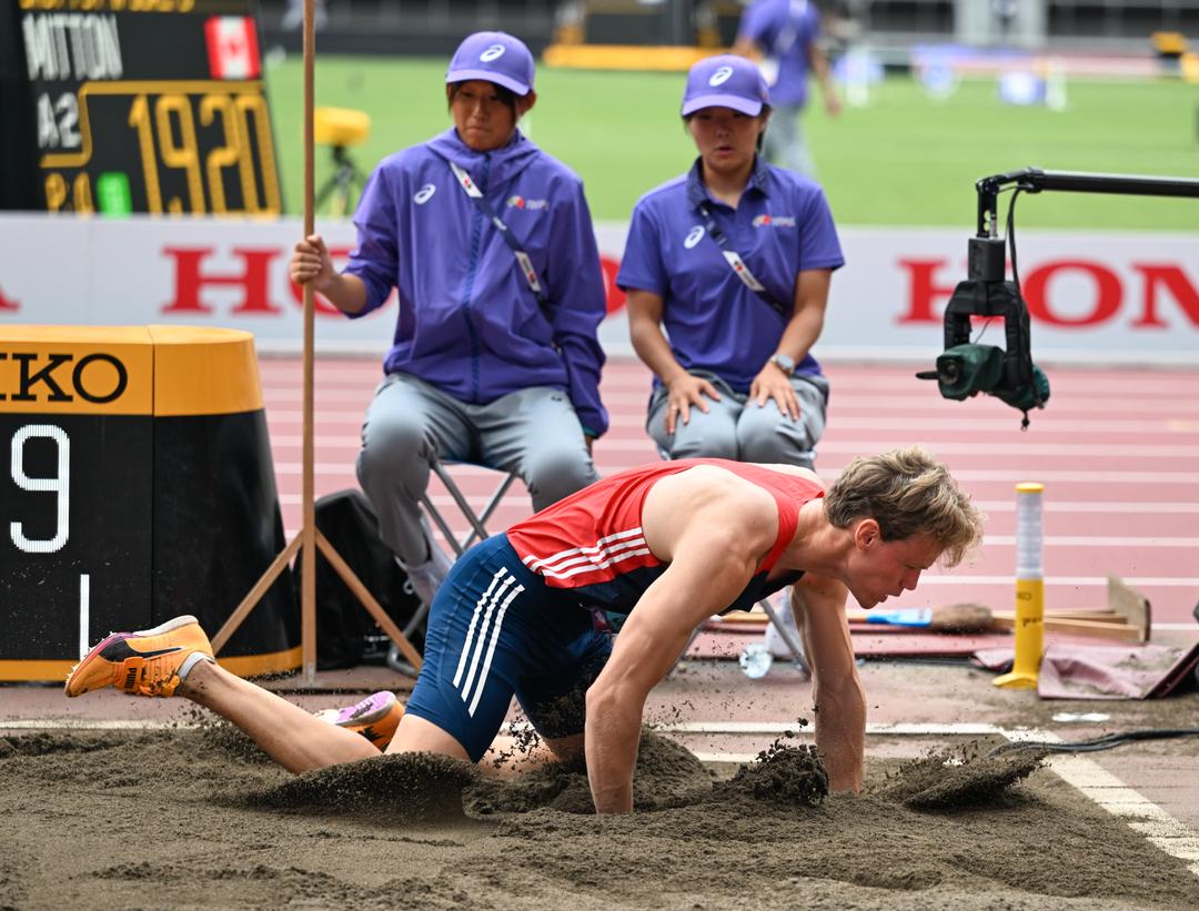 – Jeg får en trøkk i både legg og hamstring