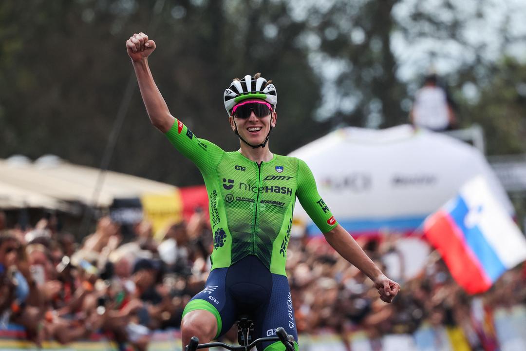 Tadej Pogacar vant suverent i landeveissrittet – sølv til Remco Evenepoel og bronse til Ben Healy