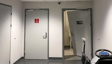 Otium, Tromsø kommune | Søppelanlegget på Otium stengt igjen – metalldør imploderte under testkjøring