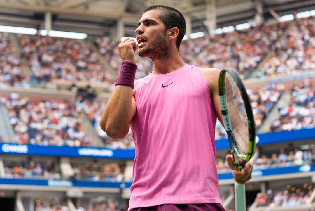 Carlos Alcaraz til finale i US Open – slo Novak Djokovic i strake sett