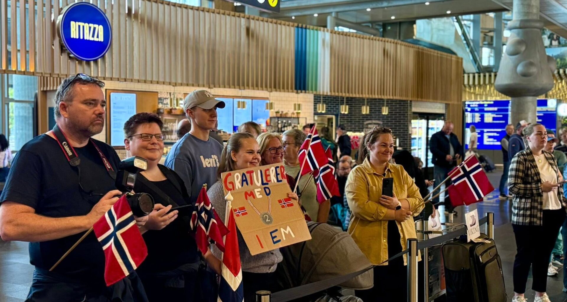 Sokna, Ringerike | Møtt av stor heiagjeng: – Supert og fantastisk er de beste ordene