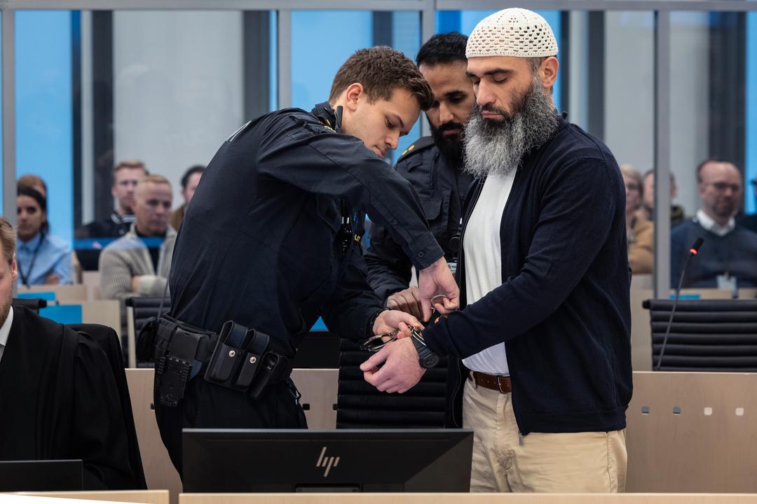 Zaniar Matapour var taus i sin egen terrorrettssak. Nå vil han vitne for Arfan Bhatti.