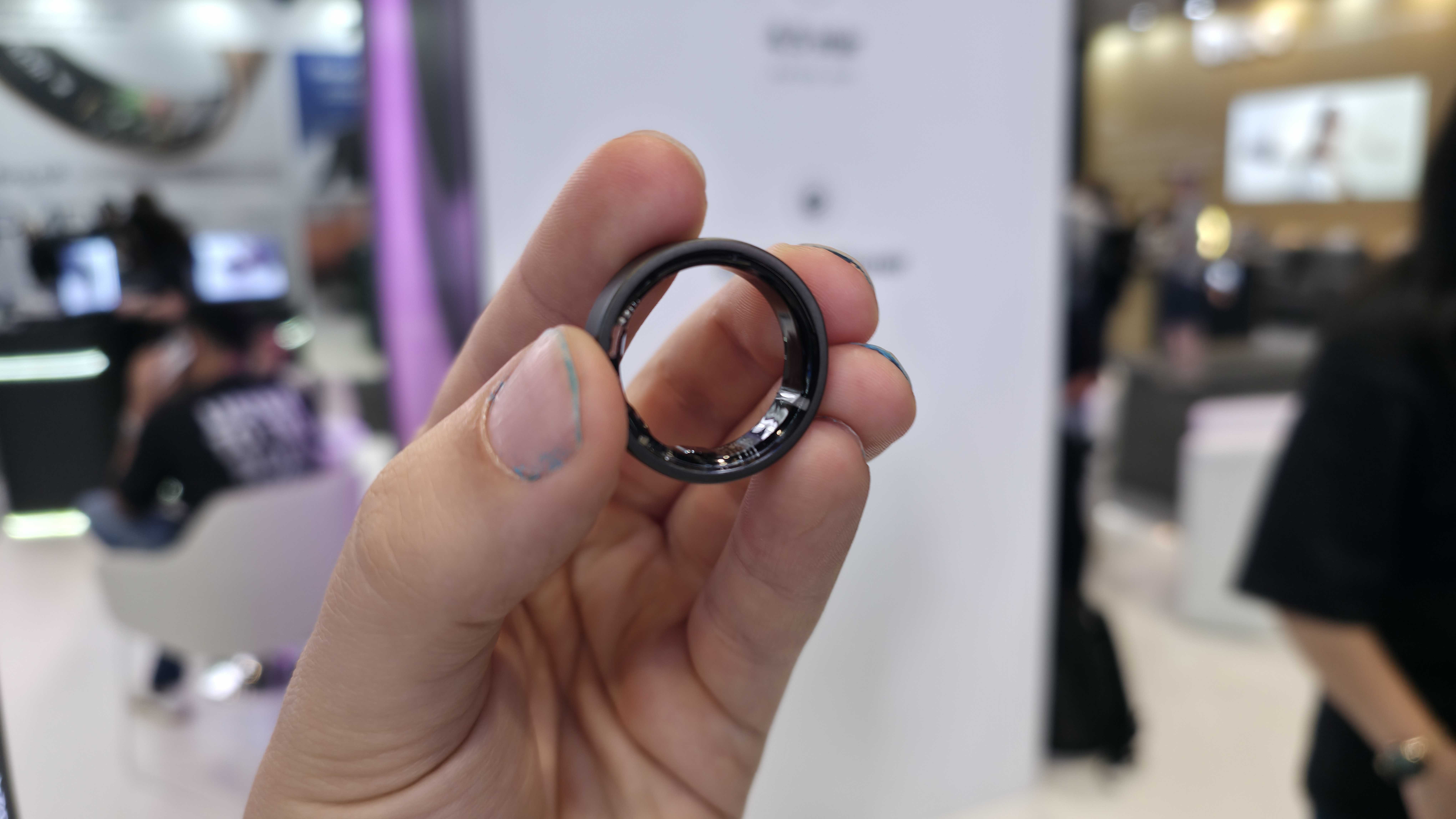Luna Ring 2.0 i en h&aring;nd p&aring; IFA.