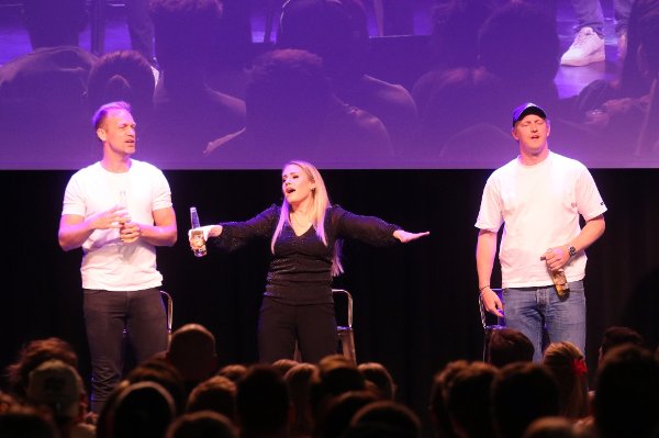 SPÅRTSKLUBBEN: Mads Hansen, Ida Fladen og Erik Follestad gjestet nylig Drammen og Union Scene.  Selv om Mads Hansen sjonglerer flere TV-prosjekter, får han også tid til å gjøre flere oppdrag som konferansier. Det legger han ikke skjul på at er en godt betalt bijobb. 