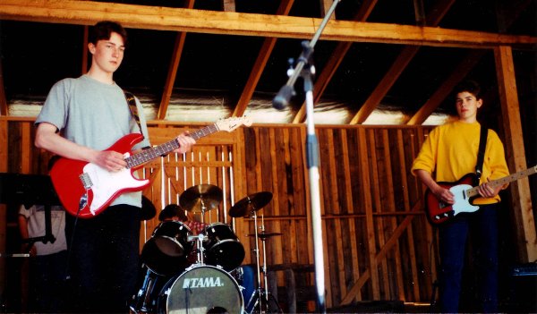 Olav Torgeir Kopsland med det lokale bandet Duckhunters på Høvleriet Minner fra Høvleriet - her kan du mimre Et lite dypdykk i Telens arkiver forteller historien til Høvleriet som festplass i bygda. Her er et utvalg. Kanskje vekker disse bildene minner - og kanskje du finner noen kjente.