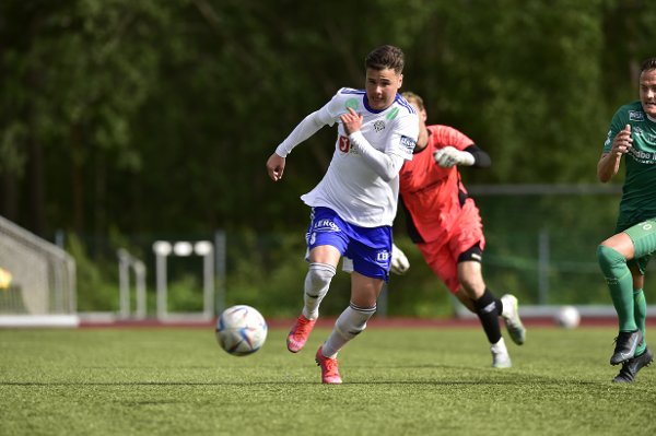 Alexander Dang debuterte for Lysekloster mot Brodd. I 3. divisjon avdeling 1 er Lysekloster nå bare én seier unna opprykket, mens Bjargs opprykkshåp i avdeling 3 forsvant med tap mot topplaget Viking 2.