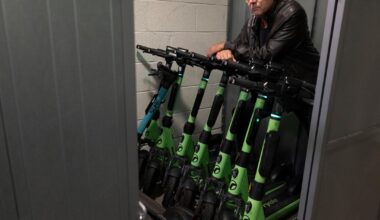 Beslaglegger sparkesyklene og låser dem inn