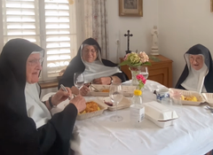 Nonner på rømmen okkuperer kloster