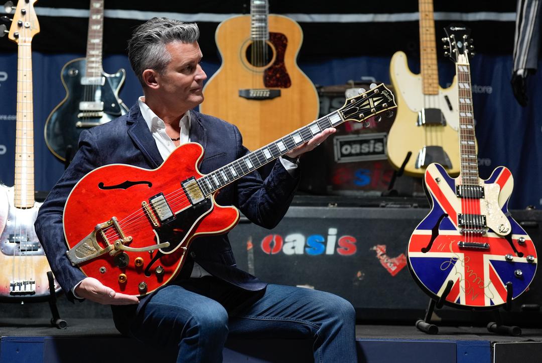 Gitaren Liam knuste da Oasis gikk i oppløsning selges